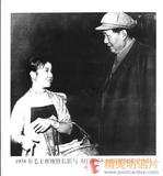明信片内加张　1958年毛主席视察长影与《红孩子》扮演者细妹子合影。